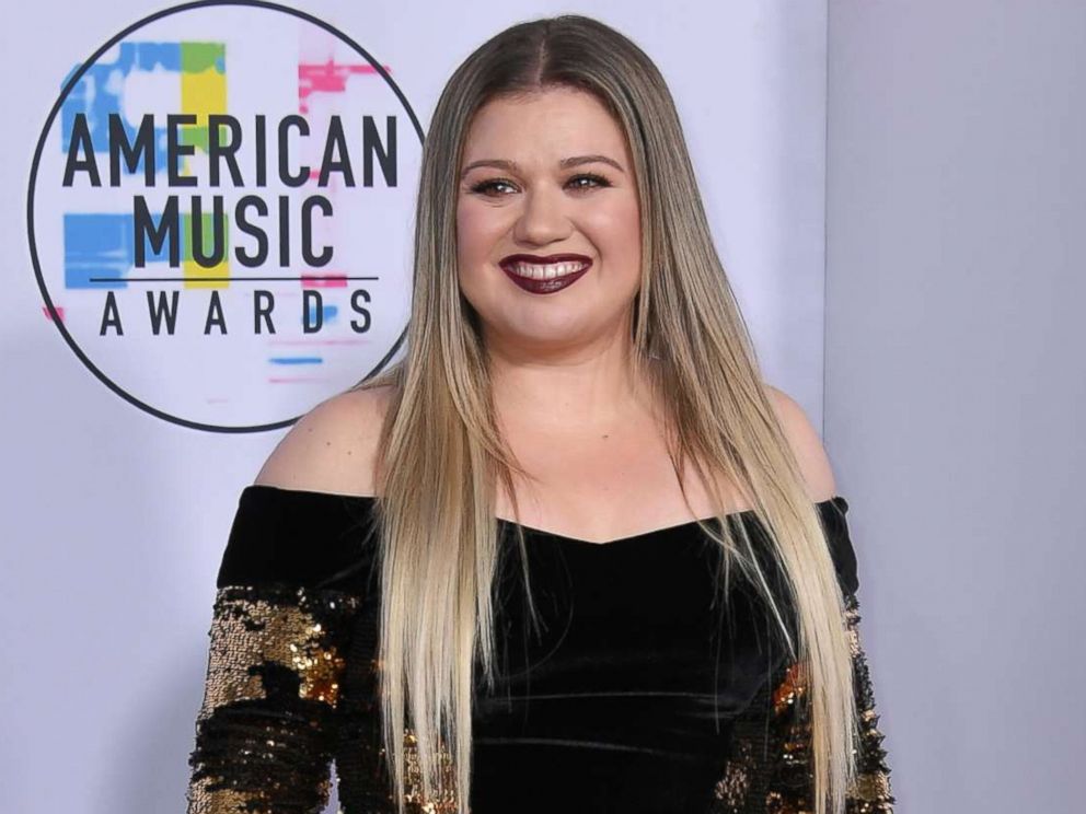 Kelly Clarkson in music awards show