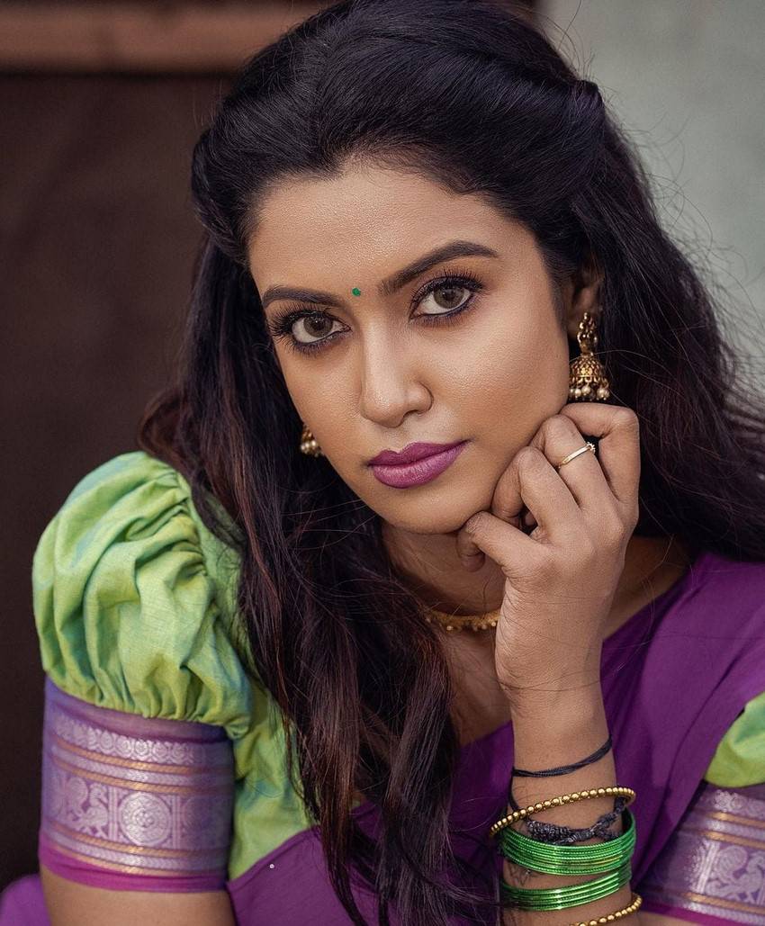 Roshni Haripriyan Actress Images